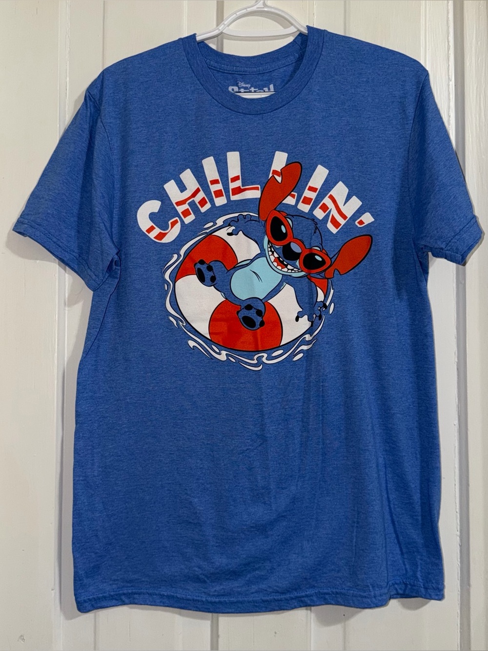 Disney men’s size medium shirt Blue 'Chillin' Stitch Graphic Tee pool beach